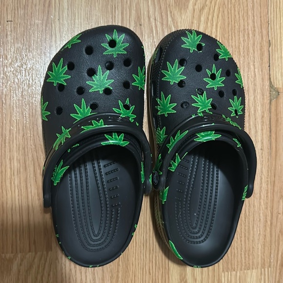 Women’s crocs size 7 - Picture 3 of 3